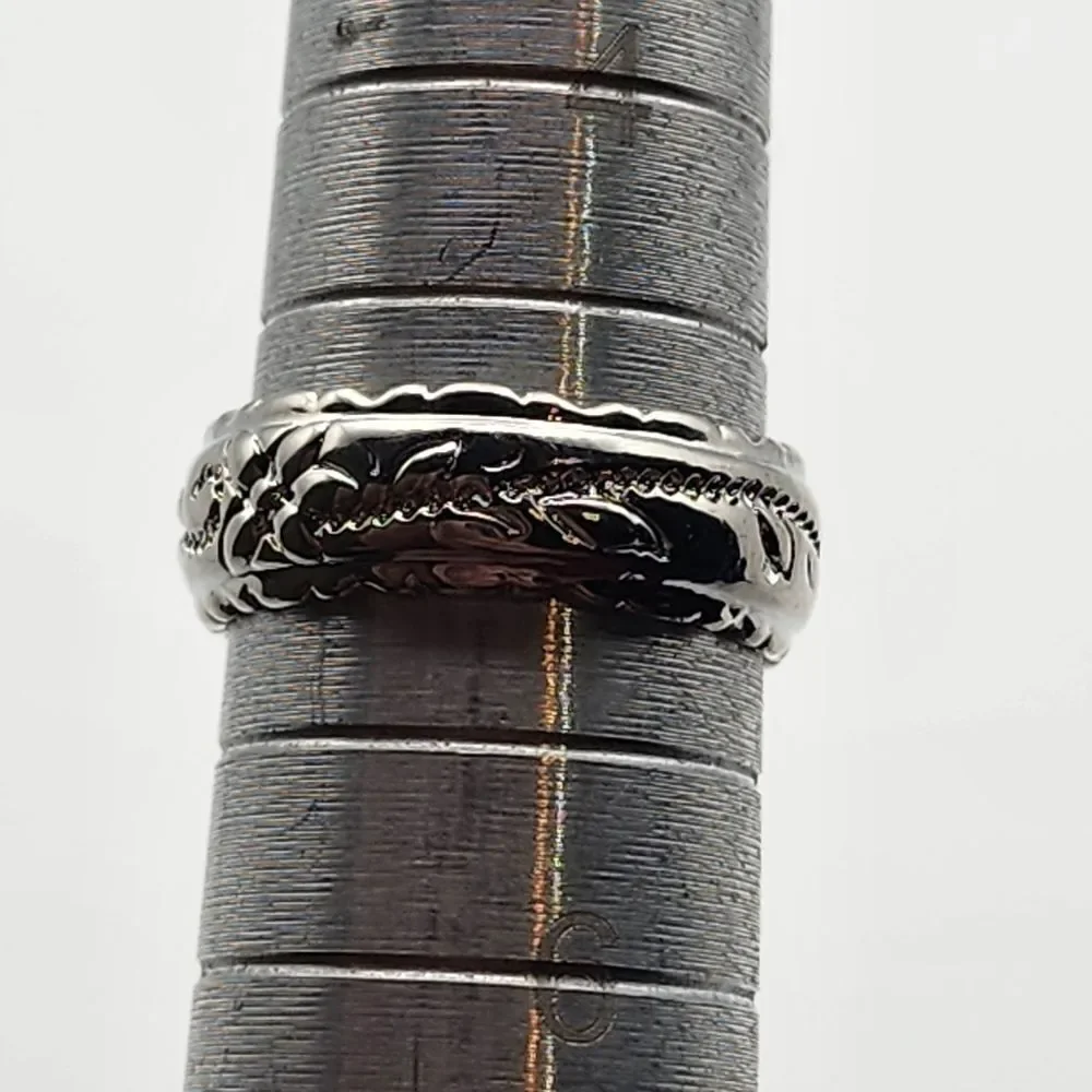 14 Karat White Gold Plated Floral Ring (5)
